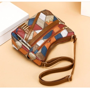 Vue détaillée du sac bandoulière en cuir patchwork avec plusieurs poches zippées