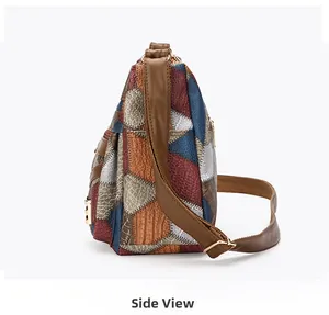 Détail latéral d'un sac en cuir patchwork avec poche zippée et clous en métal doré