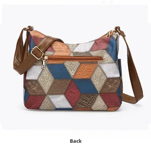 Vue détaillée arrière du grand sac bandoulière en similicuir avec motifs patchwork colorés