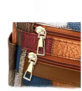 Détail du sac en cuir texturé multicolore avec double fermeture éclair dorée et coutures