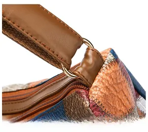 Détail des anneaux dorés et des poignées en cuir PU marron sur le sac en patchwork