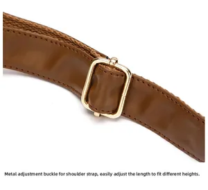 Détail de la bandoulière en cuir marron foncé avec boucle de réglage en métal doré
