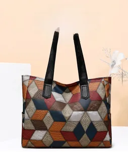 Dettaglio della grande borsa tote con patchwork geometrico colorato e texture pelle goffrata