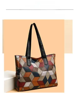 Dettaglio della borsa tote patchwork geometrica colorata con trama litchi di alta qualità