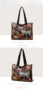 Dettaglio della borsa tote con patchwork geometrico multicolore e texture a grana fine