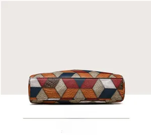 Dettaglio del fondo della borsa tote con texture a coccodrillo e patchwork