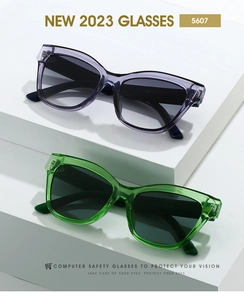 Dettaglio occhiali da sole cat-eye 5607 con montature trasparenti viola e verde oliva