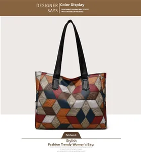 Dettaglio ravvicinato di una borsa tote patchwork geometrica in pelle sintetica colorata