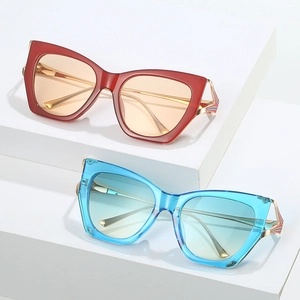 Oversized cat eye sunglasses with stylish metal temples and gradient lenses set