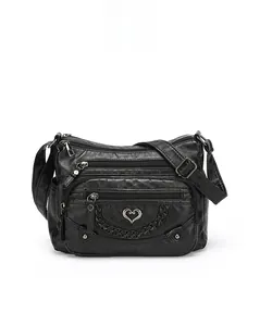 Dettagli borsa a tracolla in pelle PU nera con tasche multiple e decorazioni a cuore
