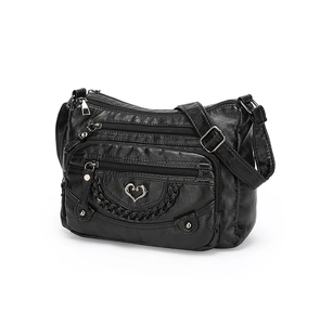 Dettaglio borsa a tracolla nera multizip con logo a cuore e trama catena intrecciata