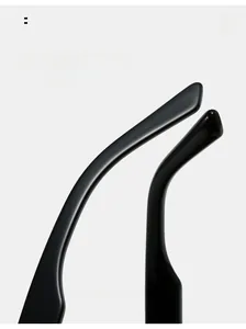 Dettaglio delle stanghette nere lucide con design ergonomico curvo per occhiali