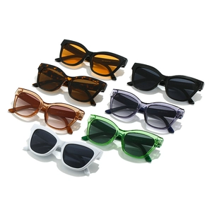 Collezione di occhiali da sole cat-eye retrò in vari colori su sfondo bianco