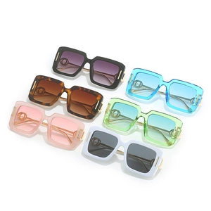 Fashion square sunglasses for women with thick frames and golden double ring temple detail