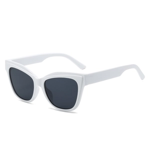 Occhiali da sole retrò cat eye con montura bianca e lenti scure su sfondo bianco