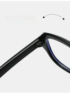 Detail des verstärkten Metallscharniers an der schwarzen quadratischen Blaulichtbrille