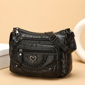 Borsa a tracolla in morbida pelle PU nera con tasche multiple e ciondolo a cuore in metallo