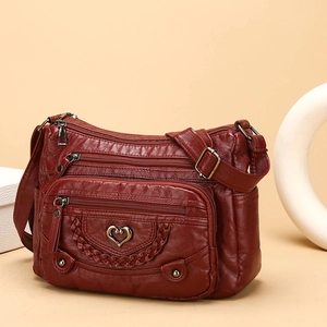 Borsa a tracolla bordeaux morbida con cerniere e fibbia a cuore su scena geometrica