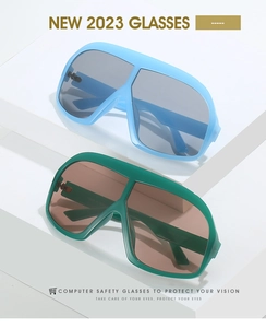 Gros plan de lunettes de soleil carrées oversize avec montures épaisses au style 2023
