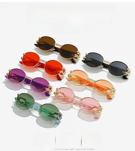 Détail de sept lunettes de soleil ovales vintage colorées avec branches en métal gravées
