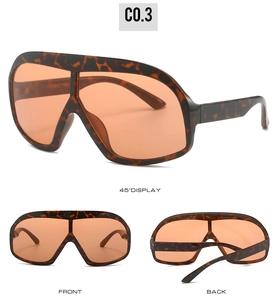Détail de lunettes de soleil oversize écaillées avec verres orange sous plusieurs angles