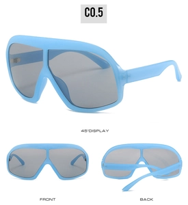 Vues de face et à 45 degrés de lunettes de soleil aviateur bleu clair à verres gris