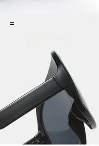 Détail de la monture ultra-légère et super élastique de lunettes de soleil noires larges