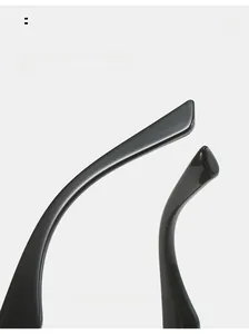 Gros plan détaillé des branches de lunettes noires brillantes et courbées de style hip-hop