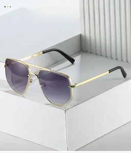 Detail der Flieger-Sonnenbrille mit goldenem Metallrahmen und lila Verlaufgläsern auf Blöcken