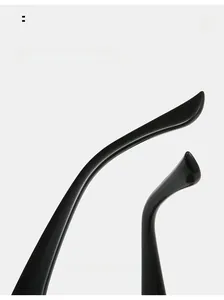 Détail des branches courbées ergonomiques sur les lunettes de soleil ovales noires