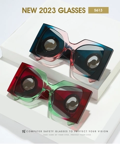 Gros plan de lunettes carrées dégradées avec logo doré sur des blocs géométriques blancs