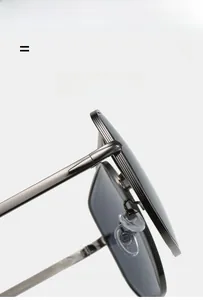 Detail des Metallscharniers der Vintage-Sonnenbrille mit leichtem elastischem Rahmen