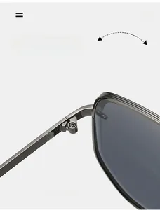 Detailaufnahme des langlebigen Metallscharniers einer Vintage-Sonnenbrille mit Textur
