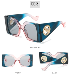Trois vues de lunettes de soleil carrées oversize avec monture dégradée bleu-rose et logo en métal