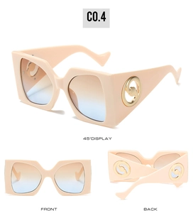 Vue sous trois angles de lunettes de soleil carrées beige avec verres dégradés et doré