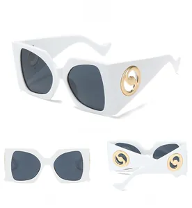 Vues détaillées de lunettes de soleil carrées blanches avec détails dorés