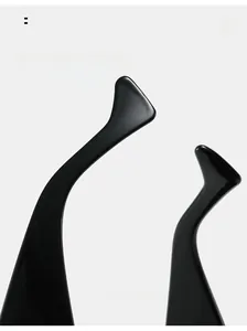 Détail des branches courbées de lunettes de soleil carrées pour un port confortable