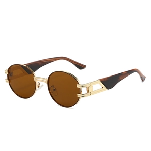 Lunettes de soleil ovales rétro avec monture dorée et verres bruns en vue à 45 degrés