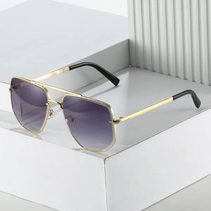 Moderne quadratische Pilotensonnenbrille mit Goldrahmen und lila Verlaufsgläsern