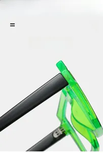 Detail van neon groen TR90 brilmontuur met stevig scharnier en zwarte contrasterende poten