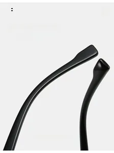 Detail van ergonomische gebogen zwarte pootjes op vierkante TR90 bril voor comfort