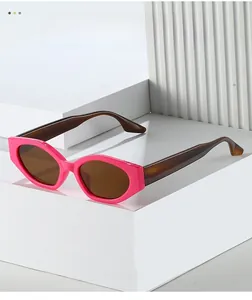 Vue latérale de lunettes de soleil œil de chat roses avec monture épaisse et verres bruns