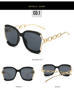 Détails de lunettes de soleil oversize avec branches en chaîne dorée et monture noire
