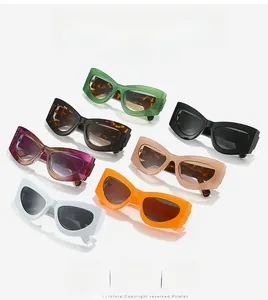 Détail de lunettes de soleil œil de chat en plusieurs couleurs dont vert et léopard