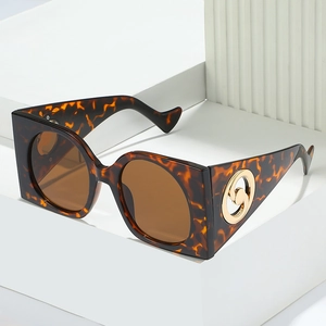 Lunettes de soleil oversize asymétriques écaillées avec logo métallique doré latéral