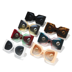 Plusieurs paires de lunettes de soleil carrées oversize en diverses couleurs et motifs