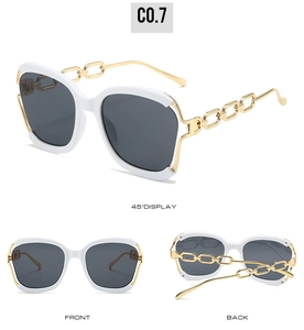 Vue en trois angles de lunettes de soleil blanches avec branches en chaîne dorée
