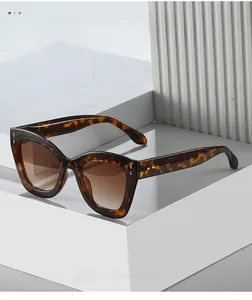 Détail de lunettes de soleil œil-de-chat écaille avec doubles rivets et verres dégradés