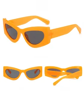 Trois vues de lunettes de soleil œil de chat rétro avec monture orange et verres gris foncé