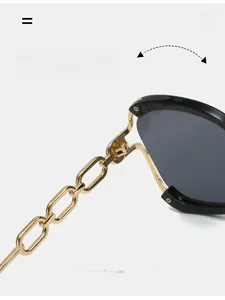Détail de la charnière en métal robuste et du design de chaîne dorée sur lunettes noires